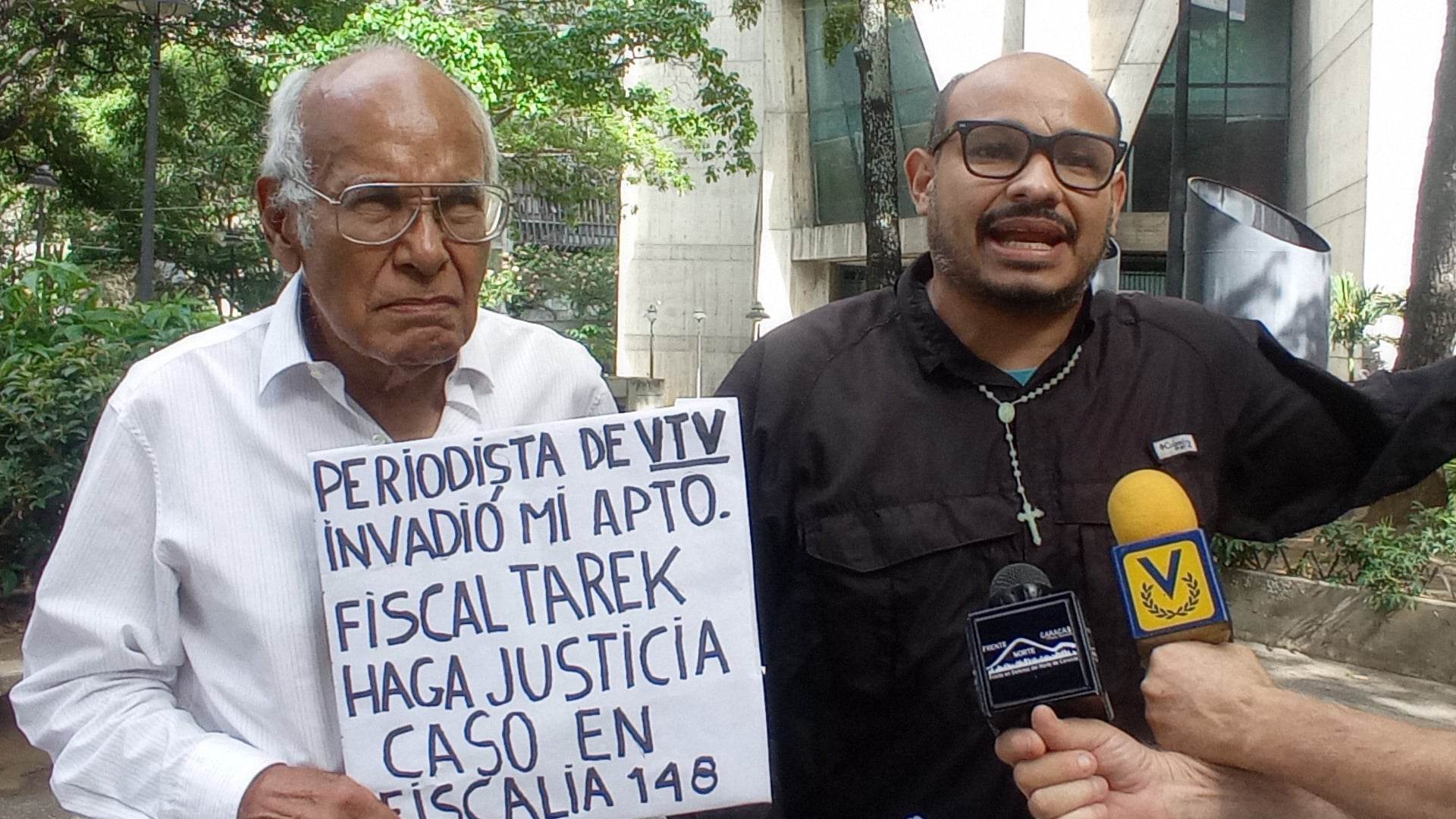 Denuncian que periodista de VTV invadió apartamento de abuelo con cáncer en Parque Central