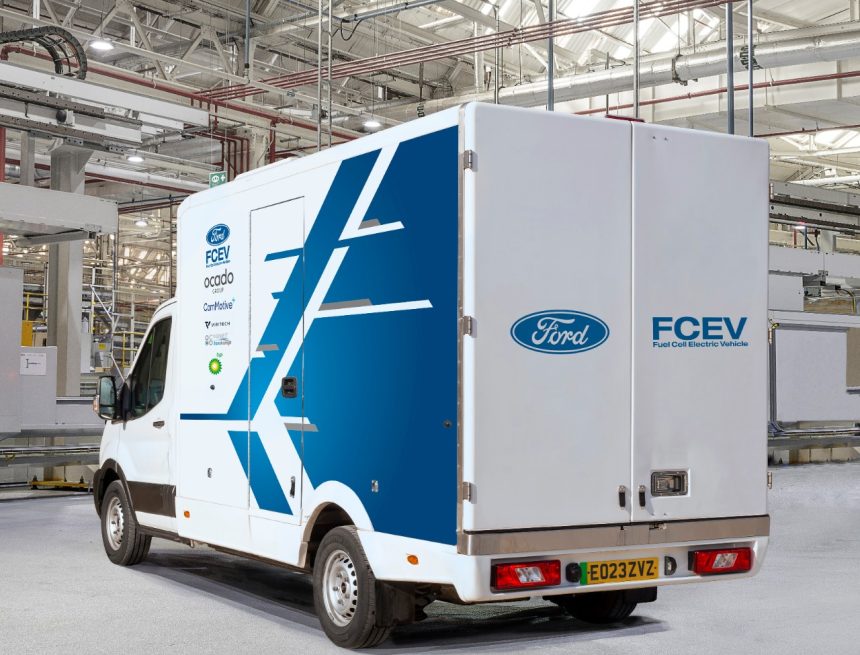 Ford lidera un consorcio de innovación que testea la tecnología de batería de hidrógeno en una Ford E-Transit totalmente eléctrica en Reino Unido. Los gestores de vehículos comerciales de reparto se beneficiarán con un vehículo cero emisiones, más autonomía y rapidez en el repostaje. Los expertos en vehículos comerciales de Ford Pro crearon una pequeña flota de prototipos en el marco de un estudio más amplio sobre combustibles alternativos.