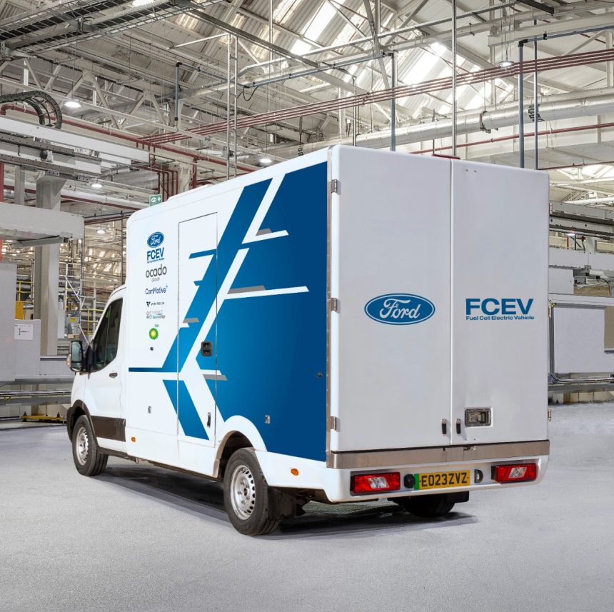 Ford lidera un consorcio de innovación que testea la tecnología de batería de hidrógeno en una Ford E-Transit totalmente eléctrica en Reino Unido. Los gestores de vehículos comerciales de reparto se beneficiarán con un vehículo cero emisiones, más autonomía y rapidez en el repostaje. Los expertos en vehículos comerciales de Ford Pro crearon una pequeña flota de prototipos en el marco de un estudio más amplio sobre combustibles alternativos.