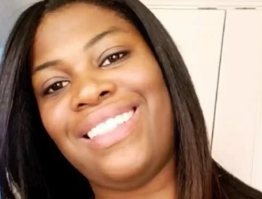 Mujer afroamericana en Florida es asesinada a tiros por un vecino blanco a través de la puerta principal Ajike 'AJ' Owens fue asesinada después de presuntamente intentar recuperar un iPad que le habían quitado a su hijo, mientras que el tirador no ha sido arrestado ni acusado.