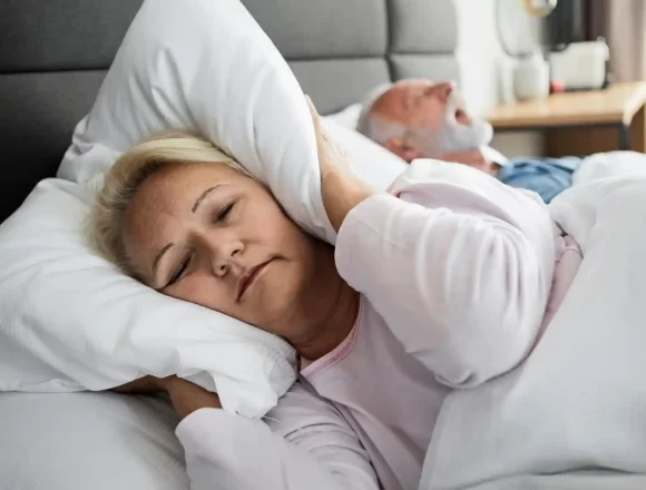 "¿Dormir separados puede ayudar a una relación? El ronquido de mi pareja me enfadaba mucho" Dormir en habitaciones diferentes podría hacer que los compañeros de los roncadores crónicos sean menos irritables, aconseja un experto.