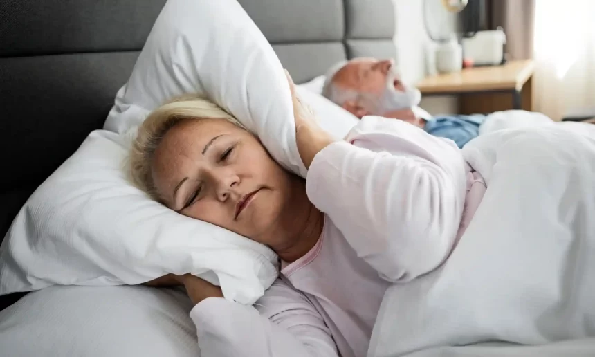 "¿Dormir separados puede ayudar a una relación? El ronquido de mi pareja me enfadaba mucho" Dormir en habitaciones diferentes podría hacer que los compañeros de los roncadores crónicos sean menos irritables, aconseja un experto.