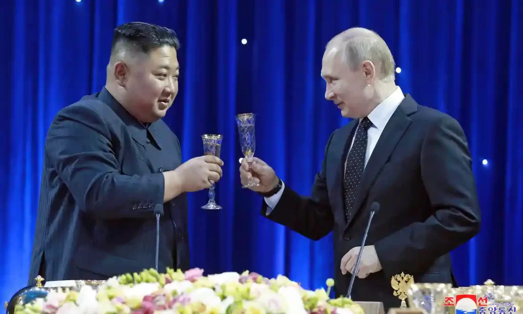 Kim Jong-un ha prometido "tomar de la mano" a Vladimir Putin en un mensaje que marca otro signo de estrechamiento de lazos entre Corea del Norte y Rusia. En un mensaje a Putin con motivo del día nacional de Rusia el lunes, el líder norcoreano prometió su "pleno apoyo" a la invasión de Ucrania por parte de Moscú, informó la agencia de noticias oficial KCNA.