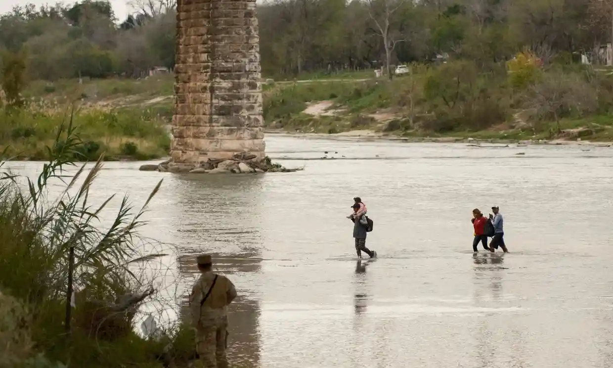 Texas instala «barrera de boyas» en el Río Grande para disuadir cruces fronterizos