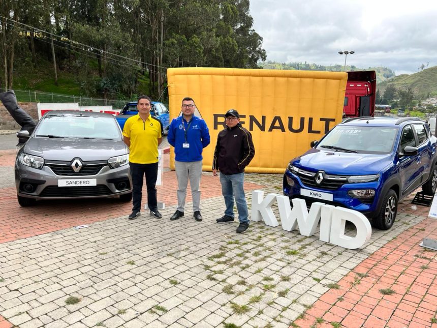 De izquierda a derecha: Eduardo Jurado, Angel López y Mauricio Inlasaca; representantes de Renault.