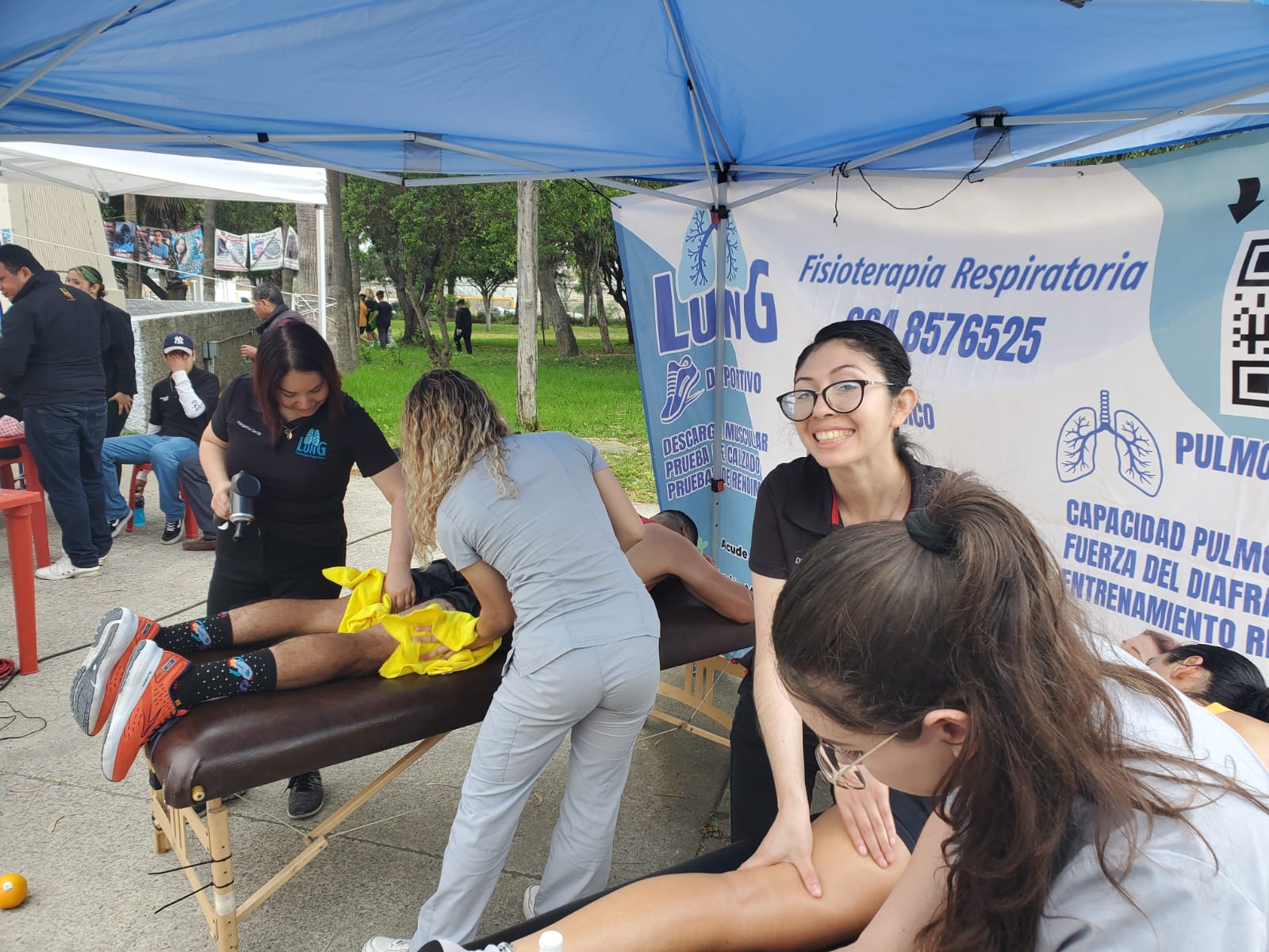 Ofrecen masajes de recuperación muscular a  corredores del XXVIII Medio Maratón de Tijuana