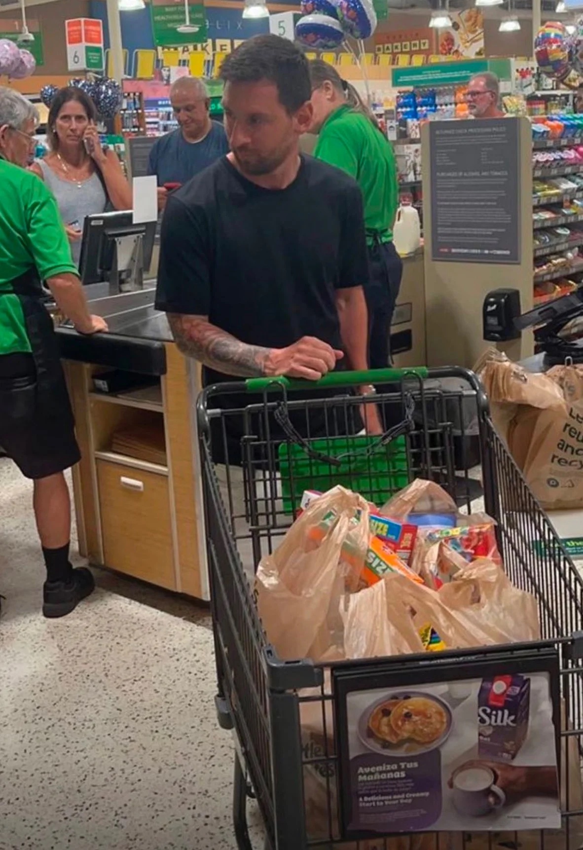 Fanáticos descubren a Messi en Publix haciendo mercado