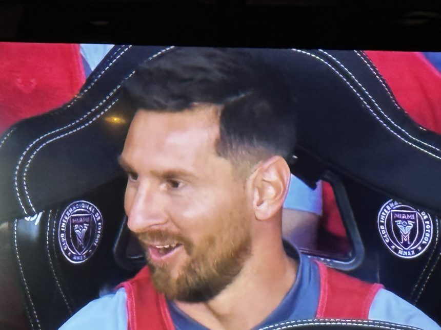 Messi comienza en la banca conversando con Josef Martínez