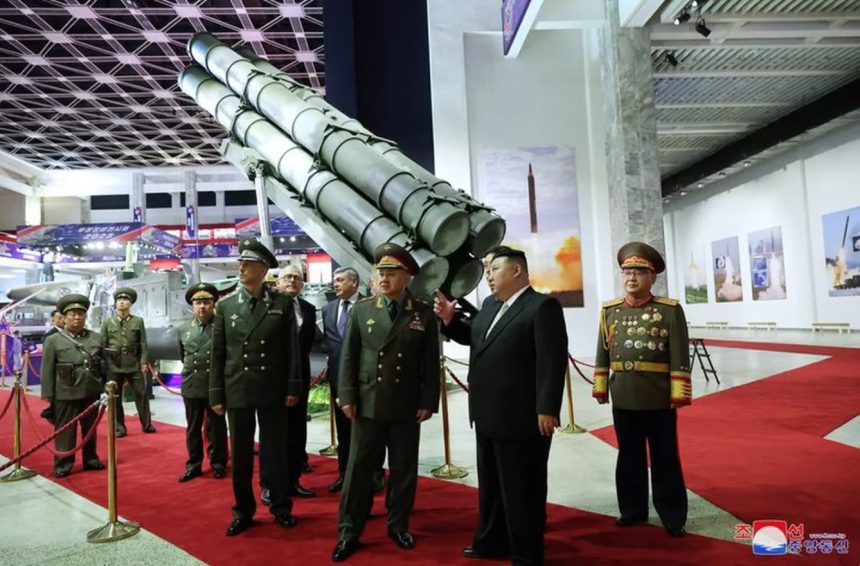 Kim Jong-un le mostró misiles y drones al ministro de Defensa ruso