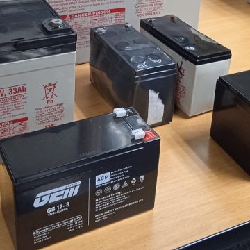 Un sistema puede agrupar 24, 33, 40 baterías o más, lo que va a depender básicamente del voltaje o la corriente que maneja el UPS y de lo que se quiere lograr