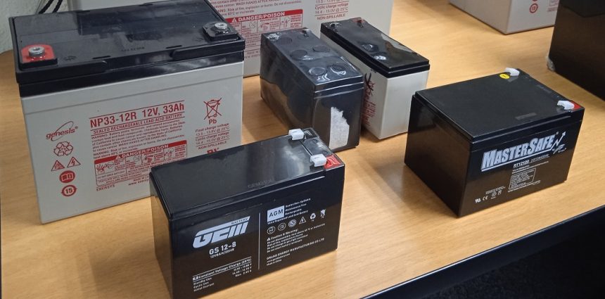 Un sistema puede agrupar 24, 33, 40 baterías o más, lo que va a depender básicamente del voltaje o la corriente que maneja el UPS y de lo que se quiere lograr