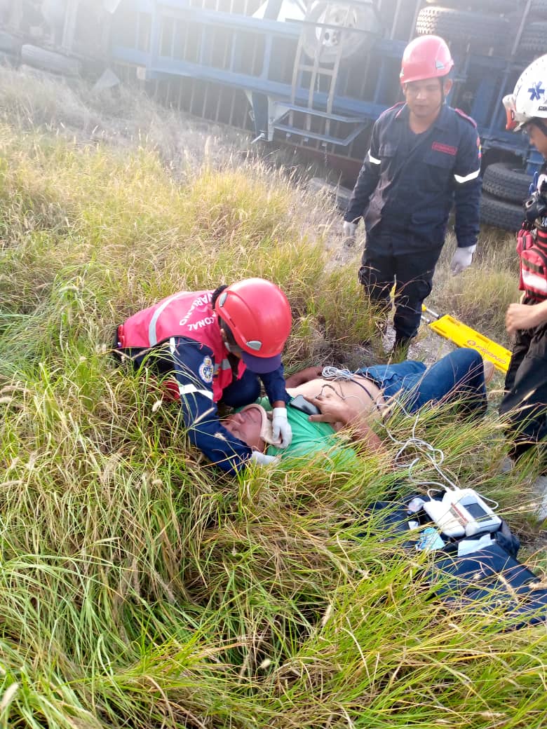 Ocho fallecidos y 32 heridos al volcar autobús en carretera colombiana