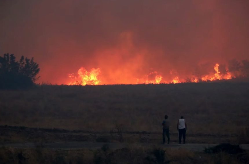 Evacuaron varias aldeas en el noreste de Grecia por incendios forestales