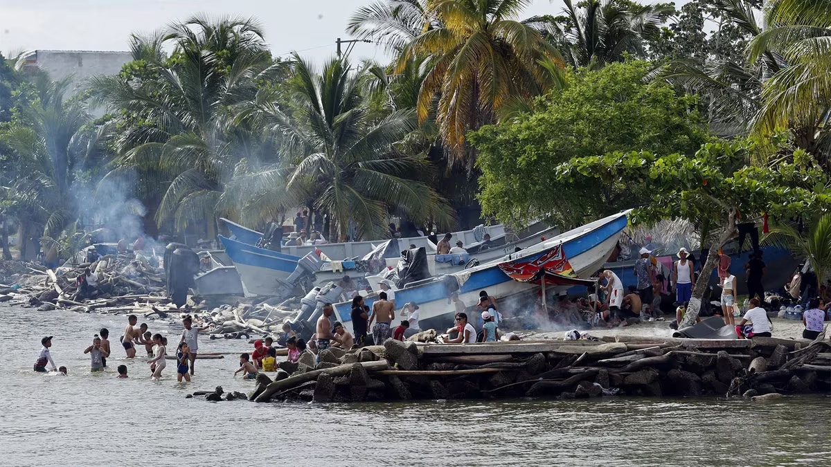 Traficantes abandonaron en Panamá a 51 migrantes venezolanos y ecuatorianos y huyeron de la policía