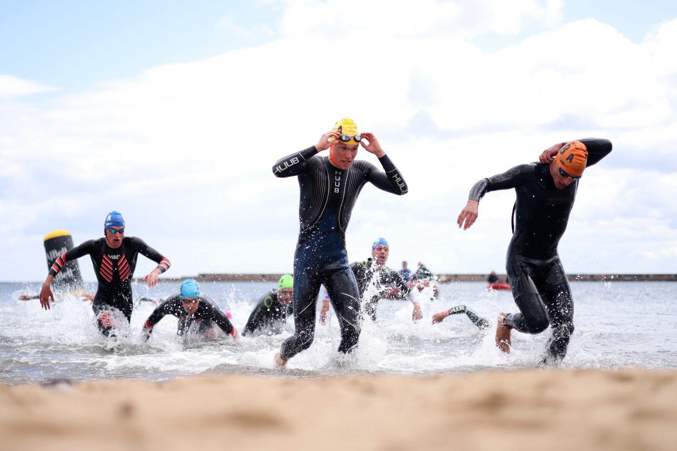 Atletas enfermaron por nadar en mar de excremento