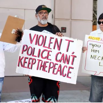 El FBI arrestó el jueves a nueve policías actuales y anteriores de California como parte de una importante investigación criminal sobre mensajes de texto racistas de docenas de funcionarios encargados de hacer cumplir la ley, dijeron los fiscales.