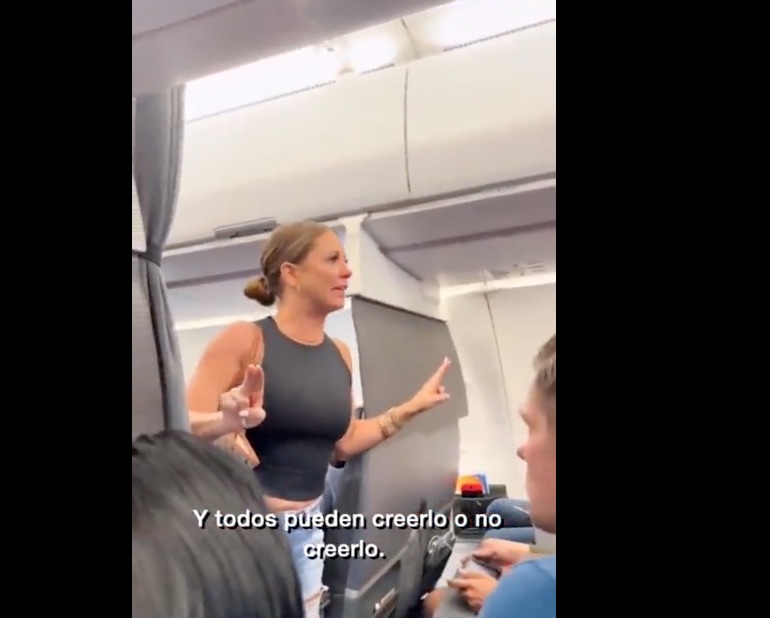 Habló la mujer del video viral en el que denunciaba que un hombre “no real” viajaba junto a ella a bordo de un avión