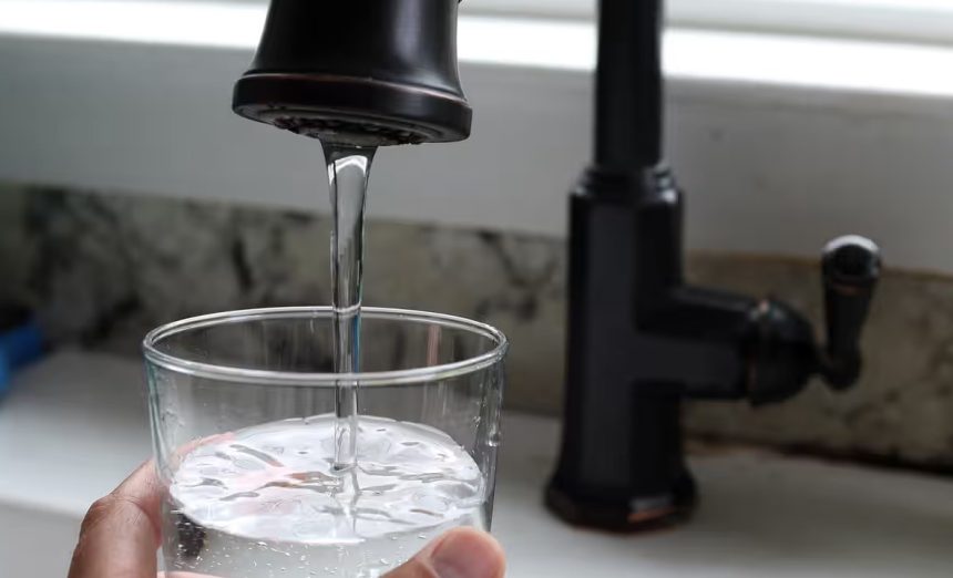 Agua potable de millones de estadounidenses contaminada con 'químicos para siempre'