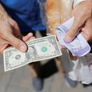 El dólar en Venezuela sigue subiendo mientras los pobres se multiplican