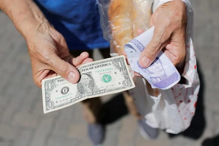 El dólar en Venezuela sigue subiendo mientras los pobres se multiplican