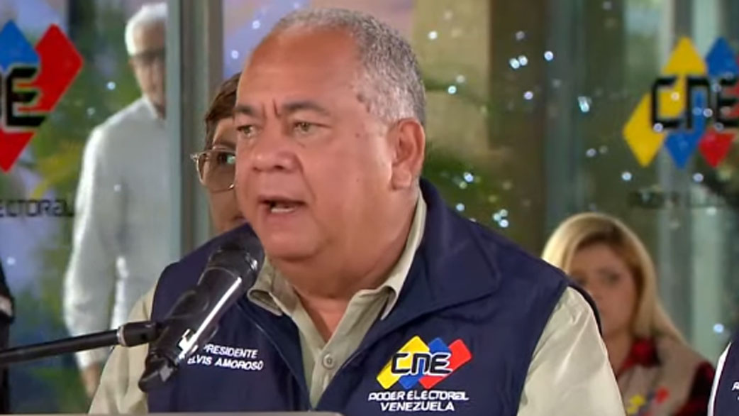 Elvis Amoroso reaparece  en acto militar  con Maduro