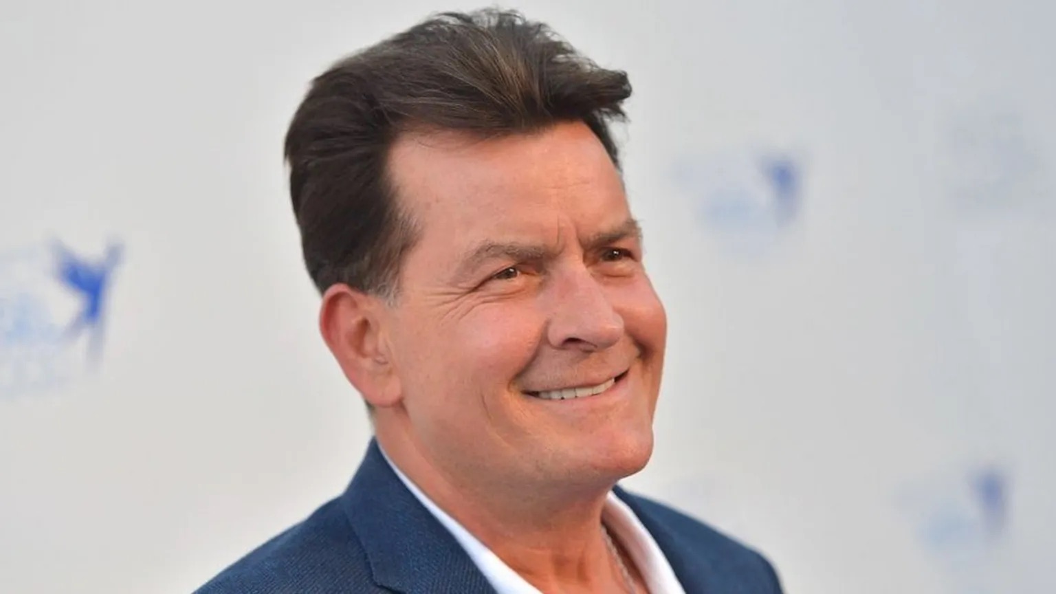 Agreden a Charlie Sheen en su propia casa