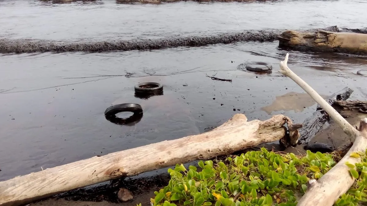 Desastre Ambiental en El Palito: Petróleo Afecta 70 km de Costa