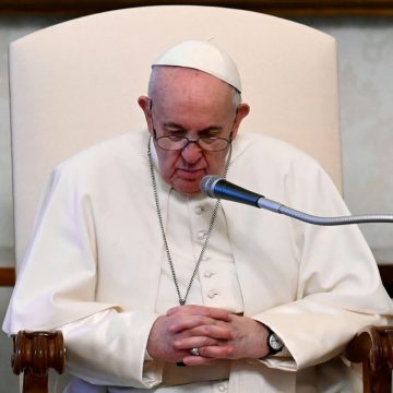 El Papa aceptó bendecir parejas homosexuales