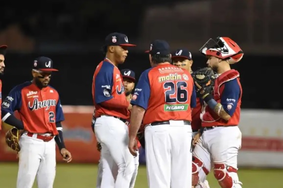 Tigres dejan en el terreno a Caribes, 6-5, con dramático cuadrangular de José (“Cafecito”) Martínez