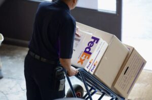 FedEx sorprende al anunciar su revolucionaria "plataforma de comercio impulsada por datos", fdx, con soluciones integrales para comerciantes en línea. Descubre cómo esta nueva herramienta transformará la gestión de cadenas de suministro, ventas y entregas, posicionando a FedEx en la vanguardia del comercio electrónico frente a su competidor principal, Amazon.