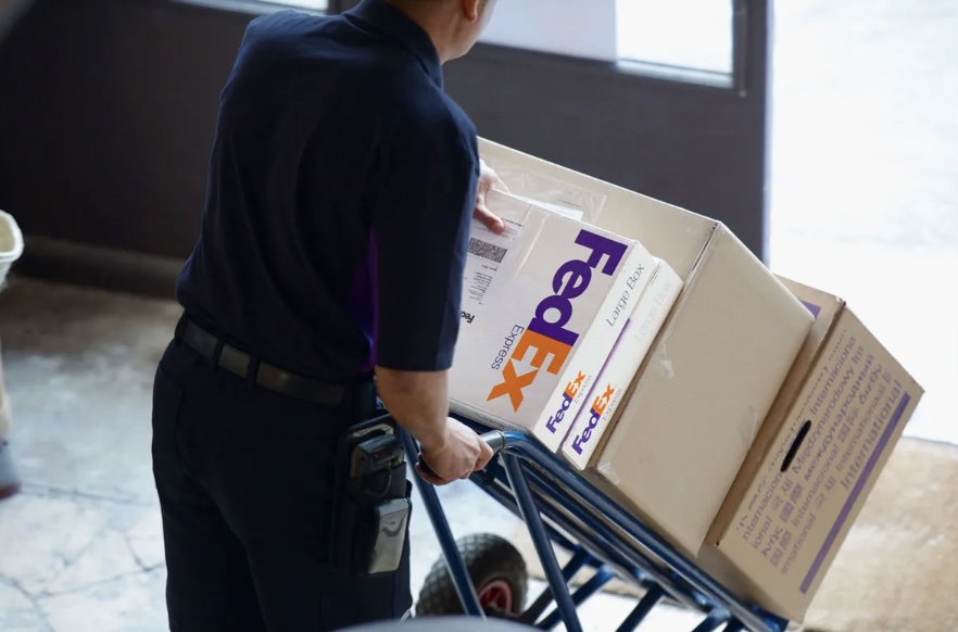 FedEx Lanza Innovadora Plataforma de Comercio Electrónico para Competir con Amazon