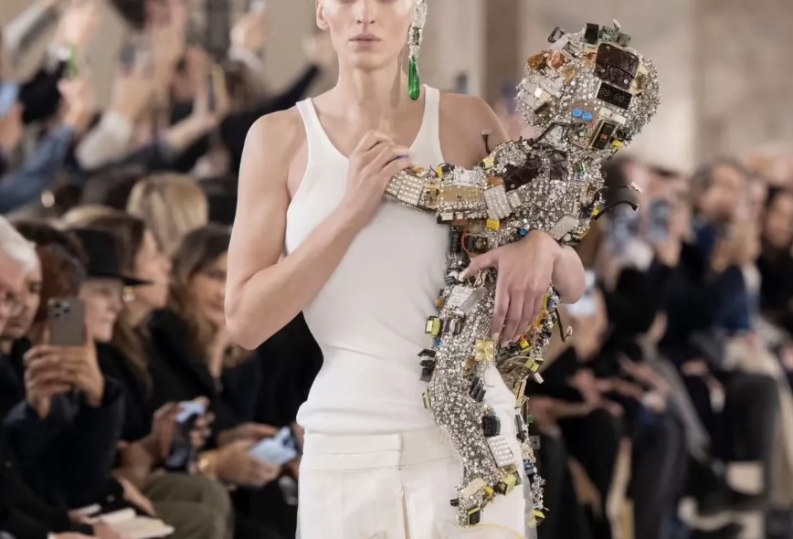 Impactante desfile de Schiaparelli: Un bebé robot y un vestido de alta costura cubiertos de gadgets del pasado