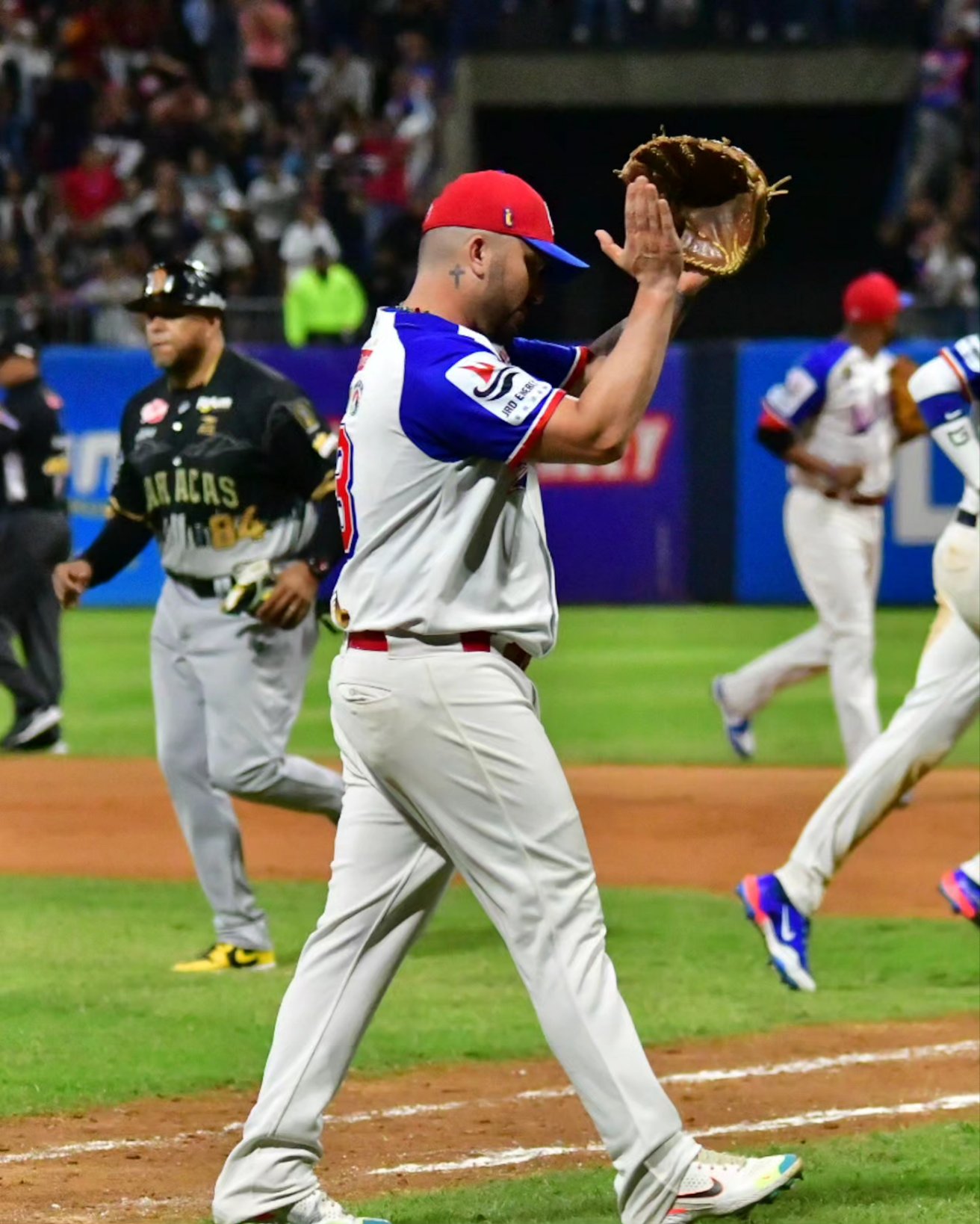 Tiburones someten a Caribes, 5-2, y logran segunda victoria de la naciente temporada de béisbol profesional venezolano