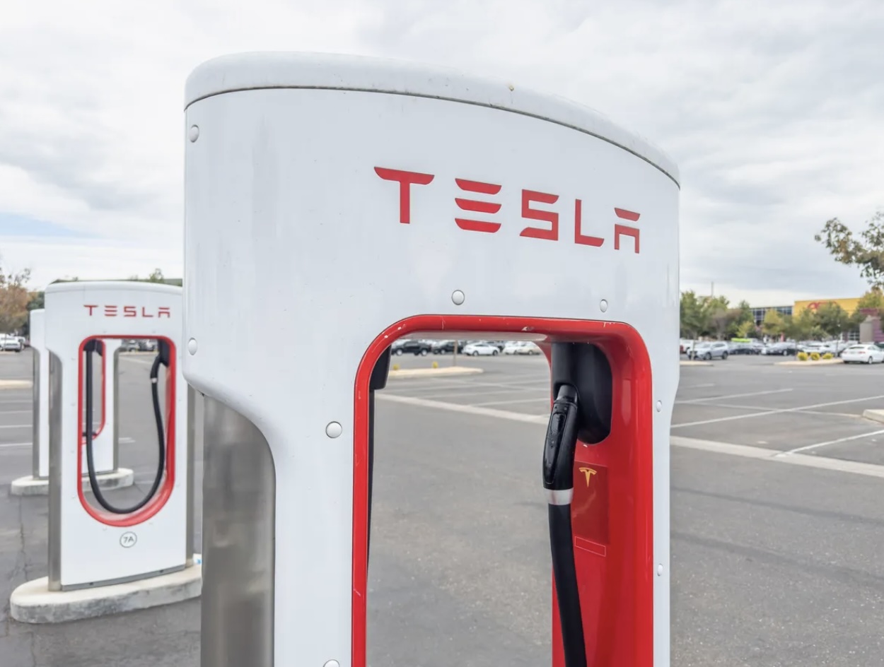 Vehículos eléctricos adoptan la carga de Tesla: lista completa de fabricantes que se suman a los Superchargers y cuándo ocurrirá