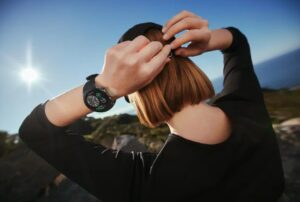 OnePlus ha anunciado su esperado OnePlus Watch 2, un intento de redimir su reputación en el mercado de los relojes inteligentes tras el fracaso del modelo original. Este último fue ampliamente criticado como uno de los peores relojes inteligentes disponibles. Sin embargo, con el cambio a Wear OS, OnePlus busca dar un giro a su fortuna.