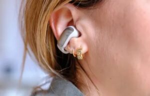 Los Ultra Open Earbuds de Bose representan un paso audaz hacia el futuro de los audífonos. Con un diseño que se adhiere a la parte externa de la oreja, ofrecen una experiencia auditiva única que rompe con la convención. Estos audífonos marcan un cambio significativo en la estrategia de producto de Bose, que ha lanzado productos poco convencionales en el pasado, como el SoundWear Companion y los Bose Frames. La compañía espera que los Ultra Open Earbuds tengan un mayor éxito y sean un vistazo al futuro de la tecnología ponible.