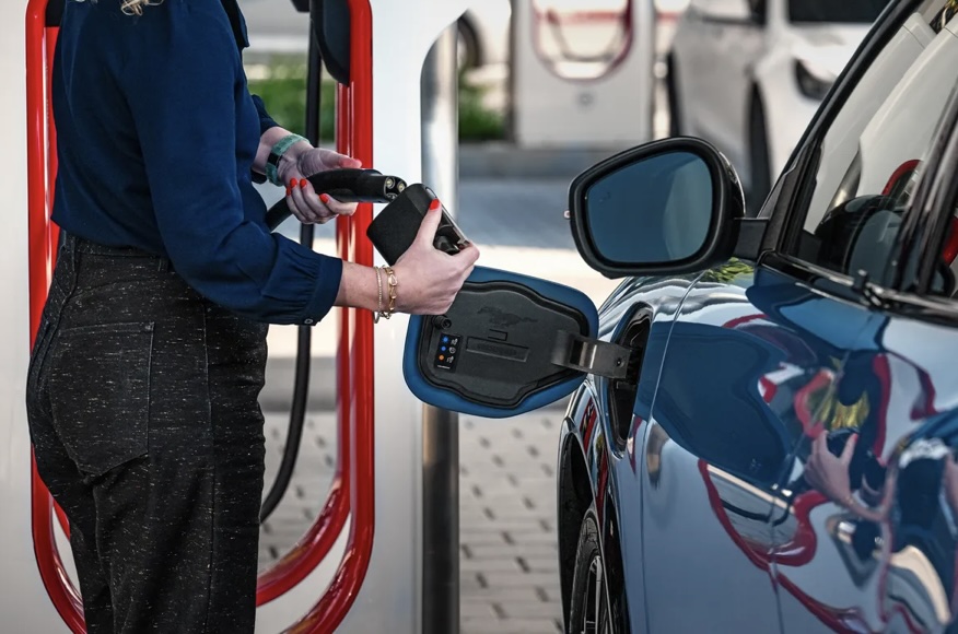 Ford ofrece adaptadores gratuitos de Tesla Supercharger para vehículos eléctricos hasta julio