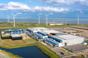 Google ha anunciado un hito significativo en su camino hacia la sostenibilidad al asegurar su mayor acuerdo de energía eólica marina hasta la fecha. Este movimiento estratégico busca reducir la huella de carbono de sus centros de datos en los Países Bajos, marcando un paso importante en su compromiso de neutralidad de carbono para 2030.