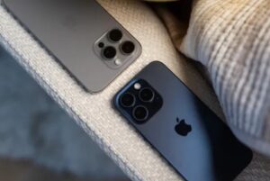 En una nueva revelación se confirma que Apple está dedicando esfuerzos significativos al desarrollo de iPhones y iPads plegables. Según el informe, la compañía está trabajando en dos diseños de iPhone plegables tipo concha, siguiendo la tendencia establecida por dispositivos como los Galaxy Z Flip de Samsung.