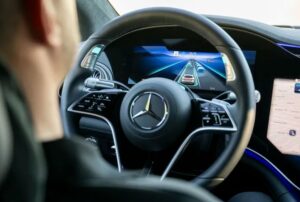 Mercedes-Benz ajusta su enfoque y desiste de su plan inicial de vender exclusivamente vehículos eléctricos después de 2030. Esta decisión refleja la incertidumbre en la industria automotriz sobre el futuro de la movilidad eléctrica, evidenciada por una desaceleración en el crecimiento de las ventas. Conoce más detalles en Tecnofuturo.
