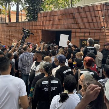 Activistas protestaron frente a la Embajada de España en Caracas y exigieron la libertad de Rocío San Miguel
