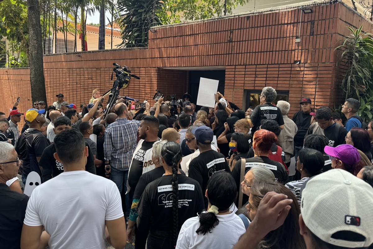 Activistas protestaron frente a la Embajada de España en Caracas y exigieron la libertad de Rocío San Miguel