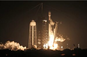 Un cohete Falcon 9 de SpaceX despega desde la plataforma de lanzamiento LC-39A en el Centro Espacial Kennedy con la misión del aterrizador lunar Nova-C de Intuitive Machines, en Cabo Cañaveral, Florida, el 15 de febrero de 2024. Tras su despliegue exitoso, la nave espacial Nova-C ahora enfrenta un viaje de dos semanas para llegar al polo sur de la Luna. Foto de GREGG NEWTON/AFP a través de Getty Images.
