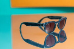 Meta, la empresa líder en tecnología, podría sorprender al mundo con la presentación de sus tan esperadas gafas inteligentes de realidad aumentada (AR) más adelante en 2024. Las gafas, conocidas internamente como "Orion", podrían hacer su debut en el evento Meta Connect, programado para más tarde este año.