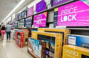 Walmart está en negociaciones para comprar el negocio de televisores de Vizio por $2 mil millones, según informes. Esto podría permitirle competir con Roku y Fire TV de Amazon y acceder a datos valiosos del cliente.