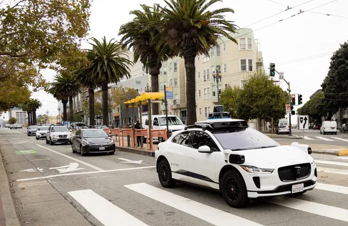 Waymo: Reguladores detienen planes de expansión de robotaxis en California