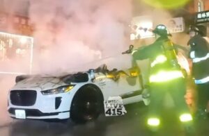 Una multitud vandaliza y quema un vehículo autónomo de Waymo en San Francisco. El incidente tuvo lugar en el barrio chino de la ciudad. Según testigos, el automóvil fue rodeado por la multitud, que lo vandalizó y prendió fuego, generando un incendio que consumió por completo el vehículo.