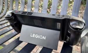 En el competitivo mercado de las portátiles para juegos, el Lenovo Legion Go se destaca por su versatilidad y características únicas. Aunque no supera a opciones como la Steam Deck o la ROG Ally, ofrece una experiencia diferente que puede ser atractiva para ciertos usuarios. Su pantalla grande y sus controladores desmontables son sus principales atractivos, convirtiéndolo en una opción interesante para aquellos que buscan una experiencia de juego portátil diferente.