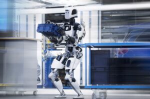 En un movimiento audaz hacia la vanguardia de la innovación, Mercedes-Benz está liderando la carga en la industria automotriz al embarcarse en un ambicioso proyecto de automatización. En asociación con Apptronik, una destacada empresa de robótica, Mercedes está explorando cómo los robots humanoides pueden revolucionar sus operaciones de fabricación, específicamente enfocados en tareas "de baja habilidad y repetitivas".