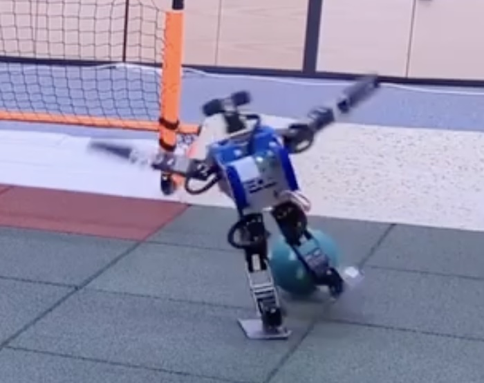 Partido de fútbol con robots miniatura